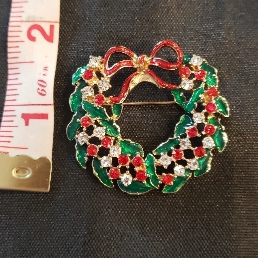 Vintage Christmas wreath brooch
